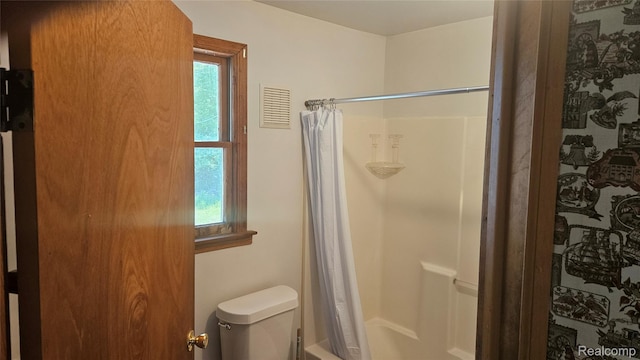 5820 Mack Rd, Howell, MI 48855 - bathroom featuring plenty of natural light, toilet, and shower / bath combination with curtain