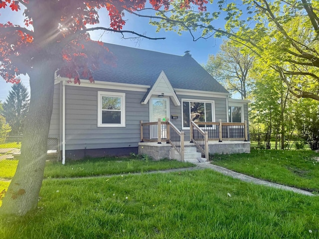 2019 Helen St, Garden City, MI 48135 - view of front facade with a front yard and roof with shingles