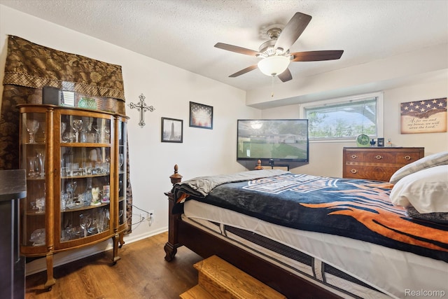 3307 Mackin Rd, Flint, MI 48504 - bedroom featuring wood finished floors and ceiling fan