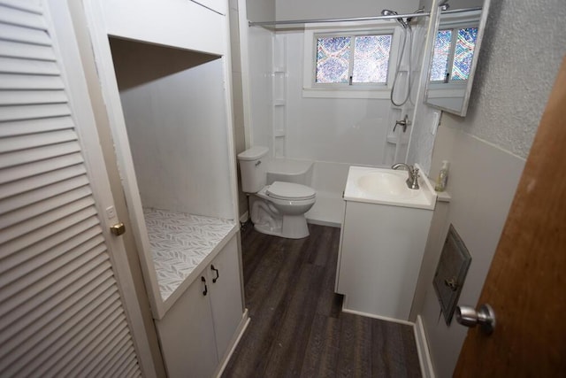 1429 Vine St, Lansing, MI 48912 - full bath with vanity, wood finished floors, toilet, tub / shower combination, and a textured wall