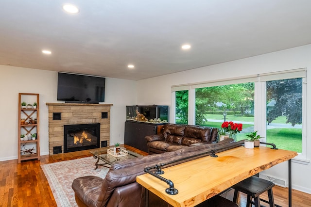 538 Monterey Dr, Benton Harbor, MI 49022 - living room featuring recessed lighting, wood finished floors, baseboards, and a fireplace