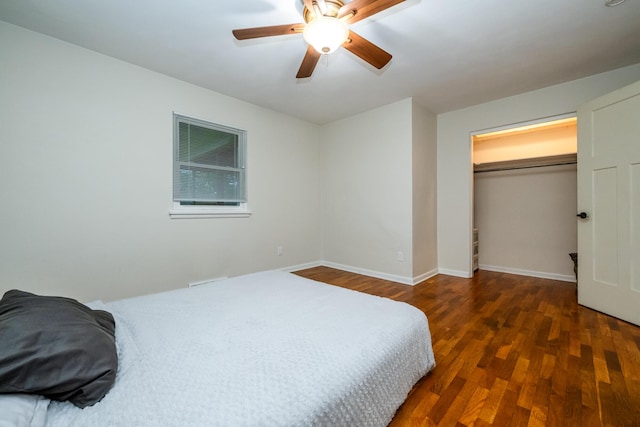 538 Monterey Dr, Benton Harbor, MI 49022 - bedroom featuring wood finished floors, a ceiling fan, a closet, and baseboards
