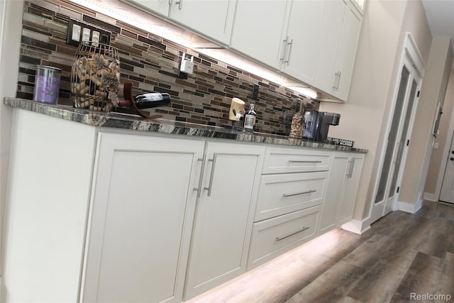 1041 Lancaster St, Lapeer, MI 48446 - indoor wet bar with backsplash, dark wood-style flooring, and baseboards