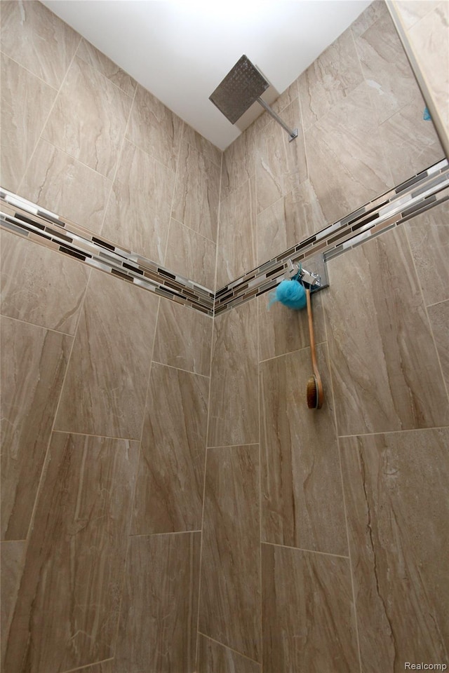 1041 Lancaster St, Lapeer, MI 48446 - bathroom view of tiled shower