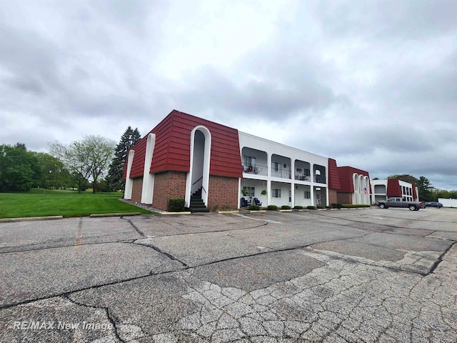 9135 Greenway Blvd, Saginaw, MI 48609 - view of property with uncovered parking