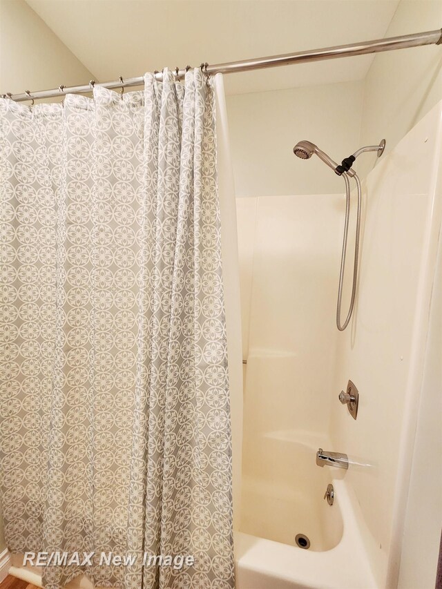 9135 Greenway Blvd, Saginaw, MI 48609 - full bathroom featuring shower / tub combo with curtain