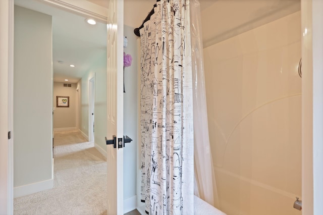 8460 Woodridge Dr, Davison, MI 48423 - full bath with recessed lighting and shower / tub combo with curtain