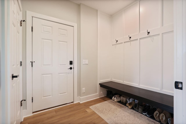 8460 Woodridge Dr, Davison, MI 48423 - mudroom featuring light wood-style flooring and baseboards
