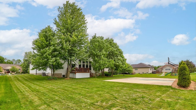 8460 Woodridge Dr, Davison, MI 48423 - view of grassy yard featuring a residential view