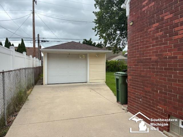 13535 Netherwood St, Southgate, MI 48195 - detached garage featuring concrete driveway