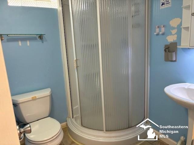 13535 Netherwood St, Southgate, MI 48195 - bathroom featuring a shower stall, toilet, and baseboards