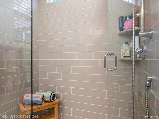 764 Hummingbird Dr, Rochester, MI 48307 - bathroom with a tile shower