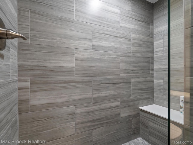 764 Hummingbird Dr, Rochester, MI 48307 - bathroom with a tile shower