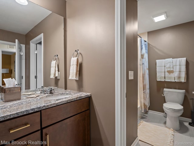 764 Hummingbird Dr, Rochester, MI 48307 - full bath with vanity, toilet, a shower with curtain, and baseboards