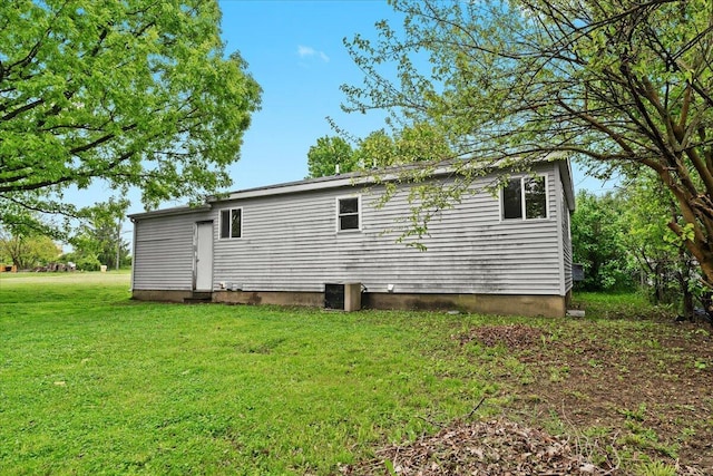 4020 Red Wing Dr, Flint, MI 48532 - back of property with a yard