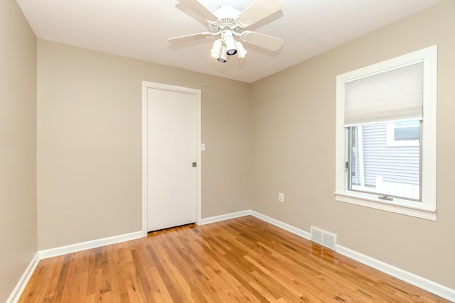 3063 Lansdowne Rd, Waterford, MI 48329 - unfurnished room with light wood-style floors, baseboards, and a ceiling fan