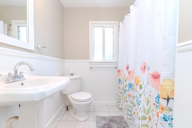 3063 Lansdowne Rd, Waterford, MI 48329 - full bathroom featuring toilet, tile patterned floors, baseboards, and a shower with curtain