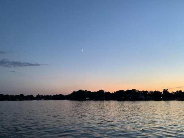 3063 Lansdowne Rd, Waterford, MI 48329 - water view