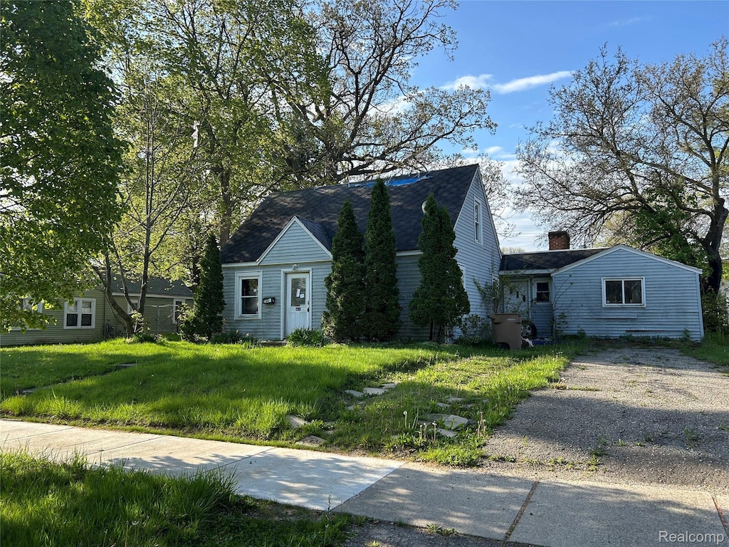 784 3rd Ave, Pontiac, MI 48340 - view of front of house with a chimney