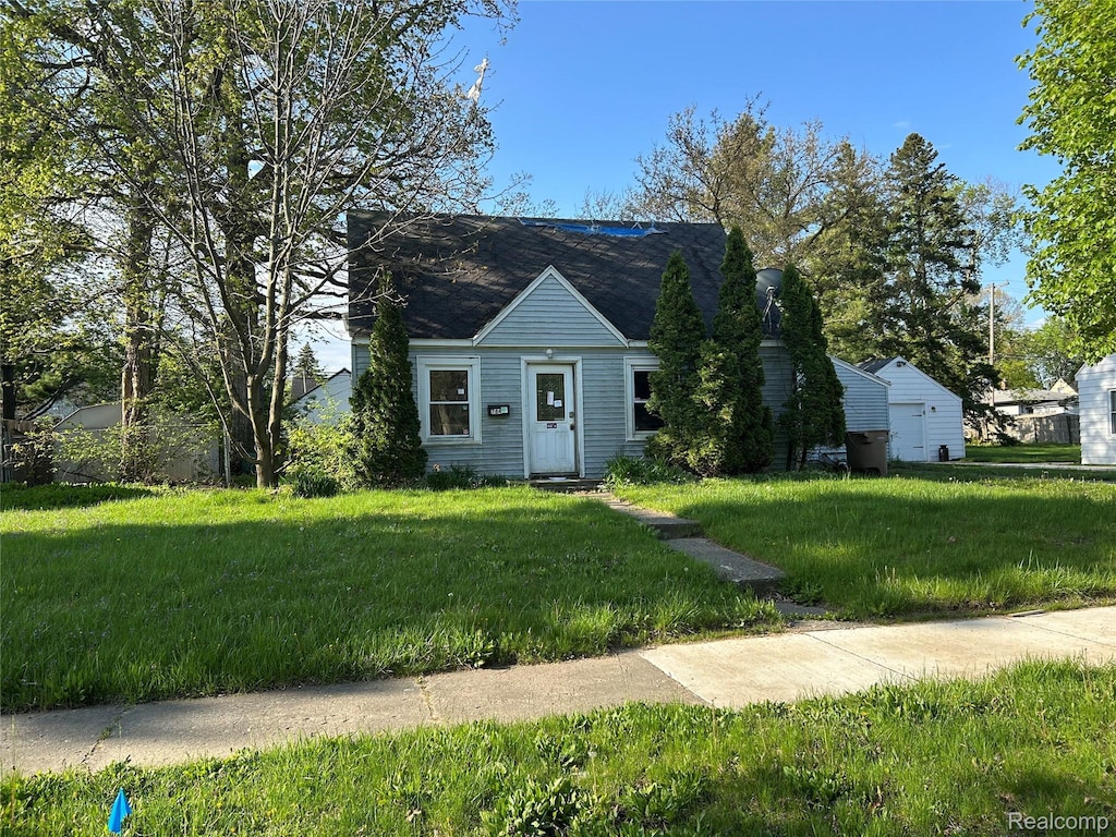 784 3rd Ave, Pontiac, MI 48340 - view of front of house featuring a front lawn