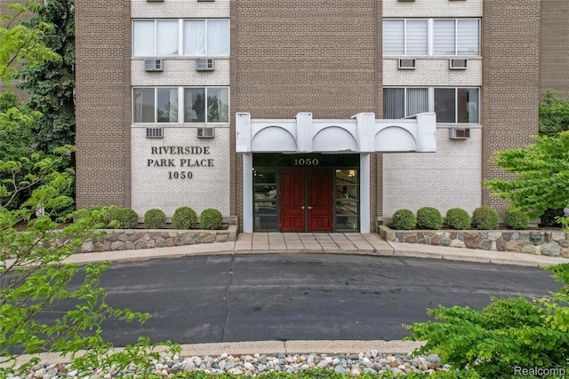 1050 Wall St Unit 8F, Ann Arbor, MI 48105 - view of property with cooling unit