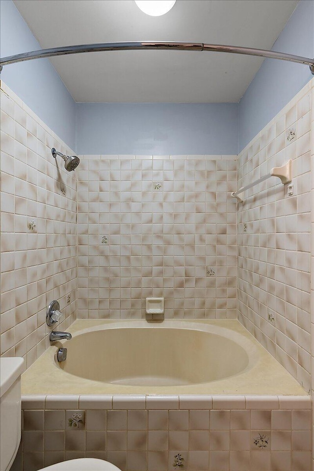 4047 Ramsgate Ct, Ann Arbor, MI 48103 - bathroom with tiled shower / bath and toilet