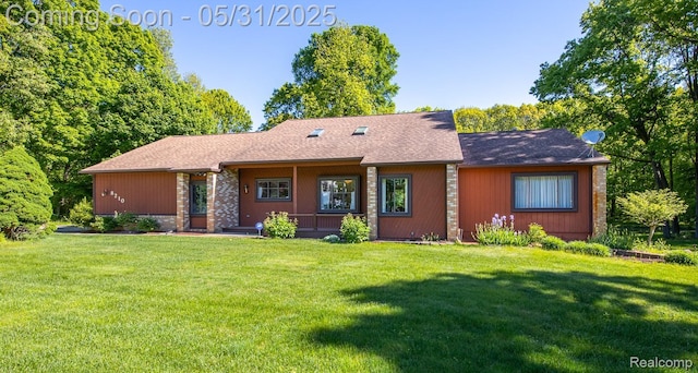 8210 Pine Ridge Dr, Clarkston, MI 48346 - view of front facade with a front lawn, roof with shingles, and a porch