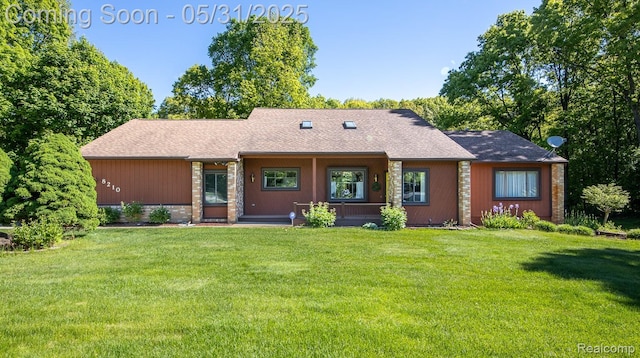 8210 Pine Ridge Dr, Clarkston, MI 48346 - view of front facade featuring covered porch, a front lawn, and a shingled roof