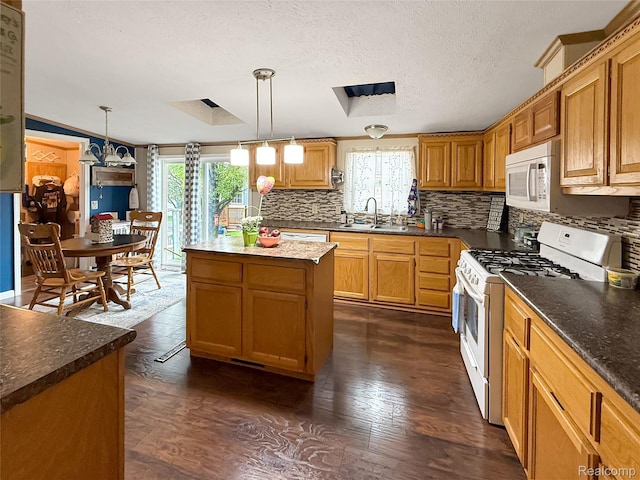 91 Sangam Pl, Swartz Creek, MI 48473 - kitchen featuring white appliances, a sink, plenty of natural light, backsplash, and a textured ceiling