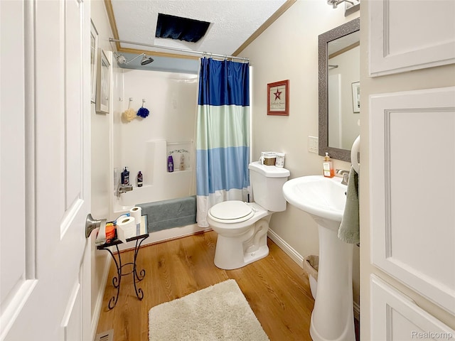 91 Sangam Pl, Swartz Creek, MI 48473 - full bath with toilet, shower / bath combo, and wood finished floors