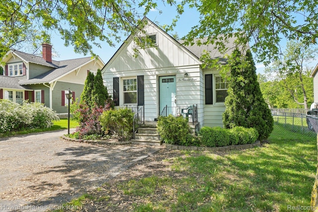 6008 Andersonville Rd, Waterford, MI 48329 - view of front of property featuring board and batten siding
