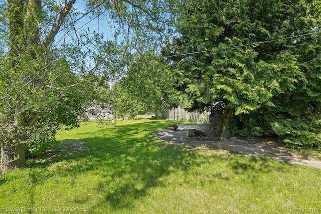 6008 Andersonville Rd, Waterford, MI 48329 - view of grassy yard