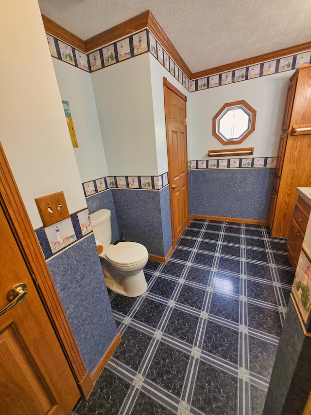 270 E Southern Rd, Coldwater, MI 49036 - bathroom featuring toilet, a textured ceiling, vanity, and wainscoting