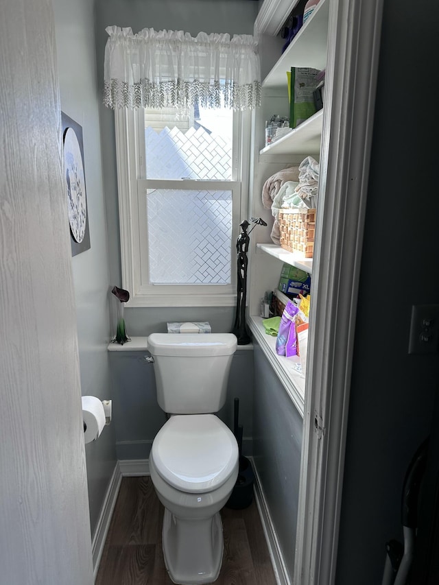 406 S Elm Ave, Jackson, MI 49203 - half bath with baseboards and toilet