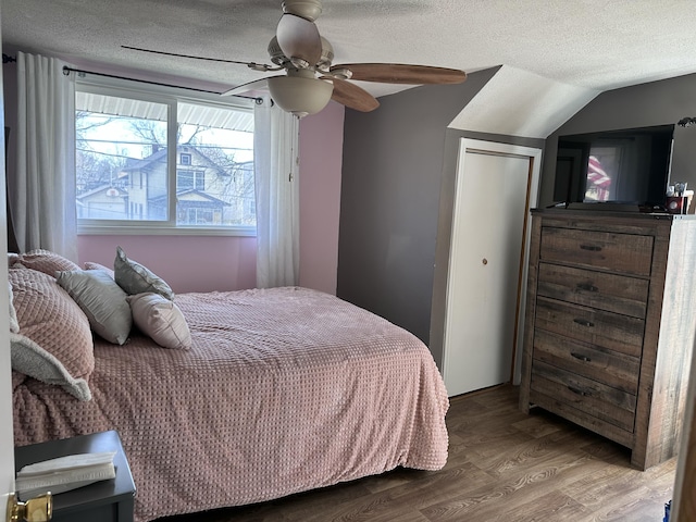 406 S Elm Ave, Jackson, MI 49203 - bedroom featuring wood finished floors, a textured ceiling, and ceiling fan