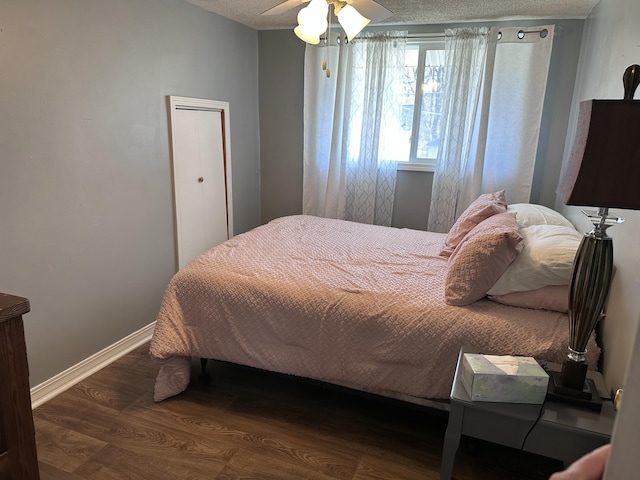 406 S Elm Ave, Jackson, MI 49203 - bedroom with wood finished floors, a textured ceiling, baseboards, and a ceiling fan