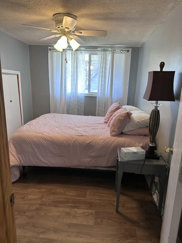 406 S Elm Ave, Jackson, MI 49203 - bedroom with dark wood finished floors, a textured ceiling, and ceiling fan