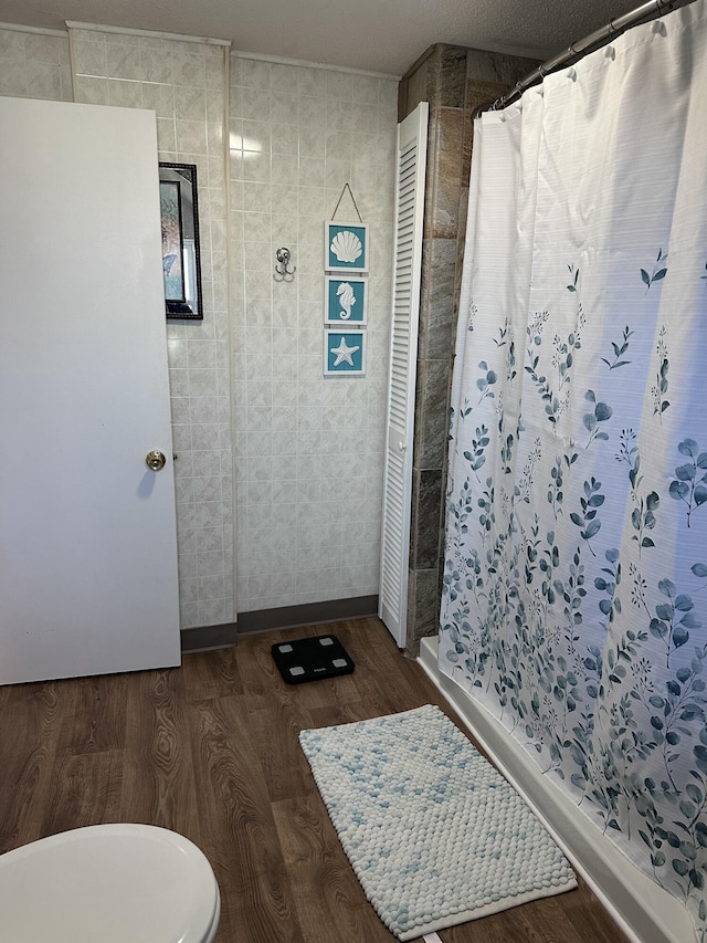 406 S Elm Ave, Jackson, MI 49203 - full bath featuring wood finished floors and a shower with curtain
