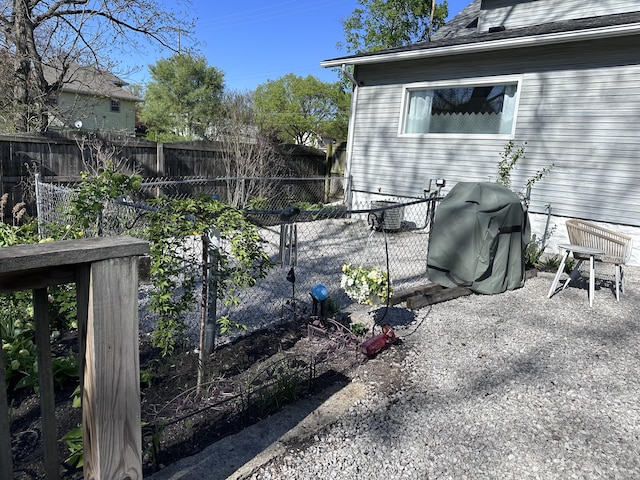406 S Elm Ave, Jackson, MI 49203 - fenced backyard featuring grilling area