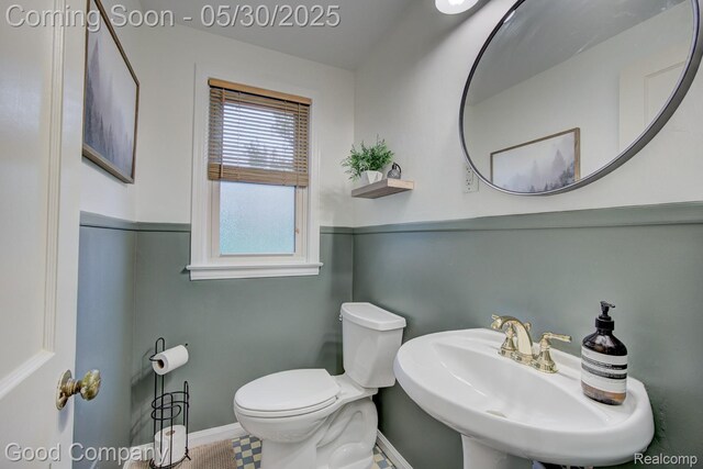 1012 W 12 Mile Rd, Royal Oak, MI 48073 - half bathroom featuring toilet, a sink, and baseboards