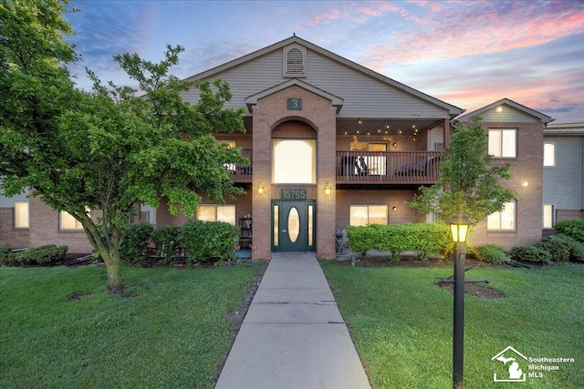 15795 Lakeside Dr, Southgate, MI 48195 - view of front facade featuring a balcony and a front lawn