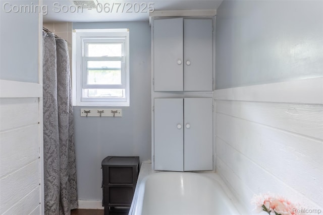421 S Opdyke Rd, Auburn Hills, MI 48326 - full bathroom featuring a tub