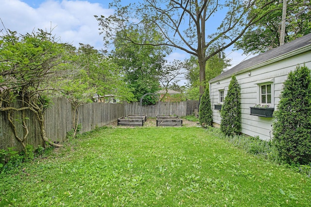808 Princeton Ave, Ann Arbor, MI 48103 - view of yard with a garden