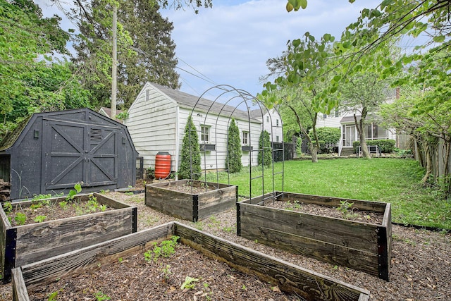 808 Princeton Ave, Ann Arbor, MI 48103 - view of yard with a garden