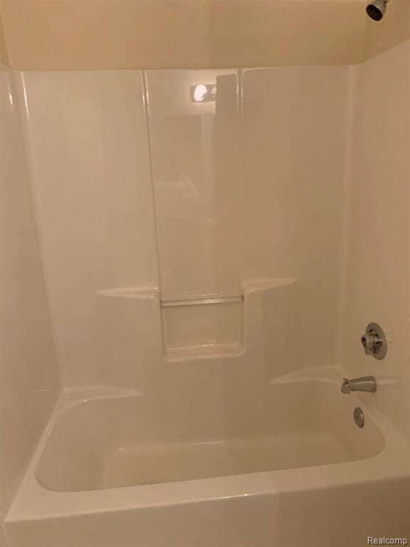 1240 University Dr Unit 2, Pontiac, MI 48342 - bathroom featuring shower / washtub combination