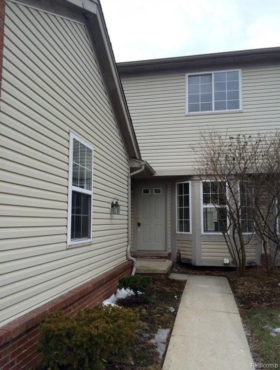 1240 University Dr Unit 2, Pontiac, MI 48342 - view of property entrance