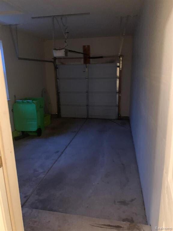 1240 University Dr Unit 2, Pontiac, MI 48342 - view of garage