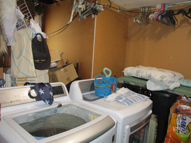 312 Leland St, Flushing, MI 48433 - laundry room featuring washer and clothes dryer