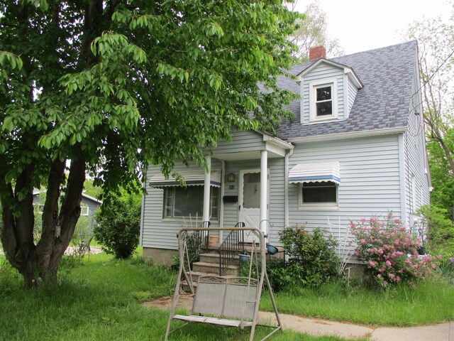 312 Leland St, Flushing, MI 48433 - cape cod-style house with roof with shingles and a chimney
