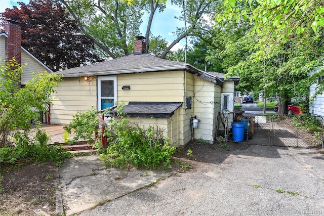 123 Parkdale Ave, Pontiac, MI 48340 - view of front of property featuring roof with shingles, a chimney, a gate, and a wooden deck